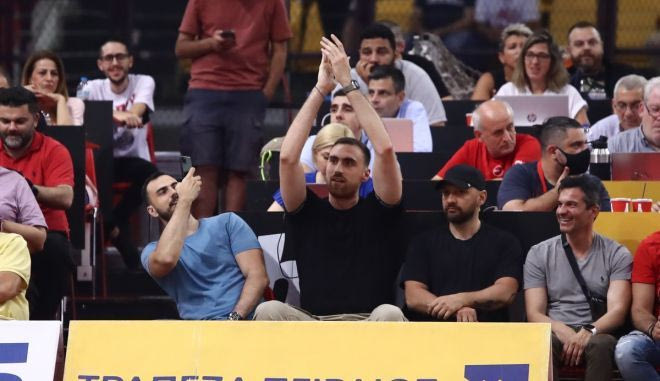 Η αποθέωση στον Μιλουτίνοβ και η αγκαλιά με τον Φορτούνη