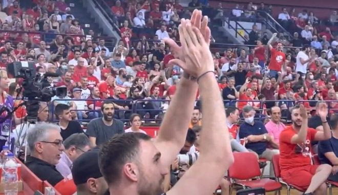 Η αποθέωση του κόσμου του Ολυμπιακού στον Μιλουτίνοβ