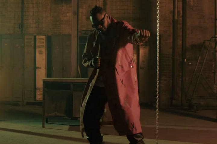 Ο Γιάννης Αντετοκούνμπο διαφημίζει το video clip του αδελφού του, Οφίλι