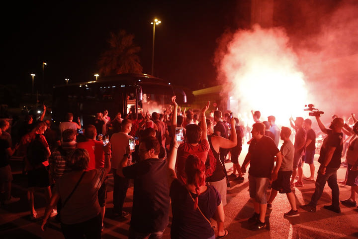 Αγγελόπουλοι και οπαδοί υποδέχθηκαν τον Ολυμπιακό στο ΣΕΦ