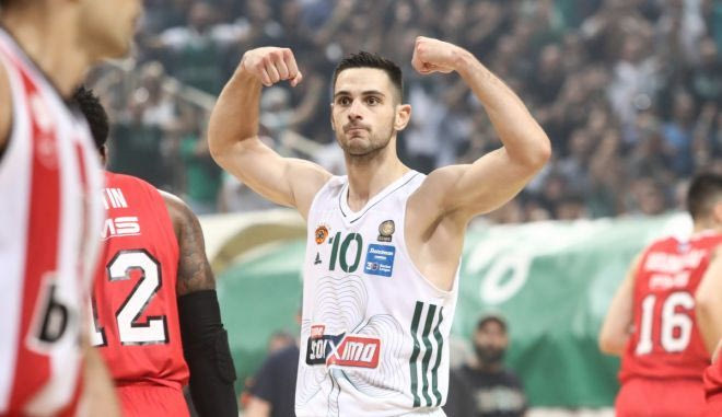 Ο Παπαπέτρου πέτυχε καλάθι και πανηγύρισε έξαλλα με τα… μπράτσα
