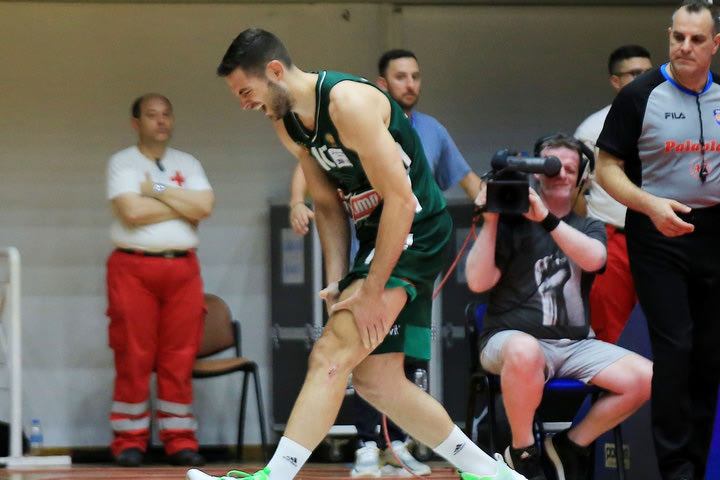 Παναθηναϊκός: Η φωτογραφία του Ιωάννη Παπαπέτρου με τα ράμματα στο γόνατό του