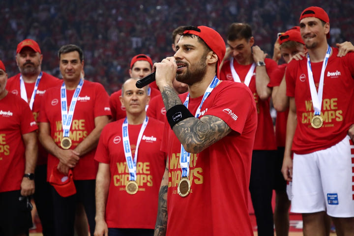 Το “Γιώργο, ψυχάρα, Ολυμπιακάρα” των παικτών του Ολυμπιακού στον Πρίντεζη, η αποθέωση και η ομιλία του αρχηγού