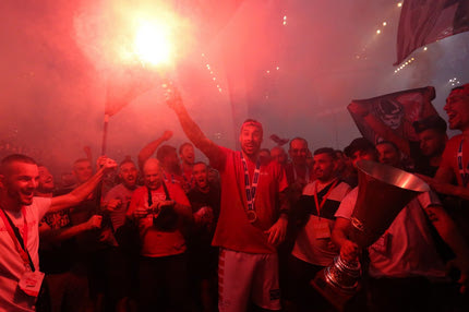 Τρέλα Πρίντεζη, με καπνογόνο στο χέρι τραγούδησε μαζί με τους οπαδούς