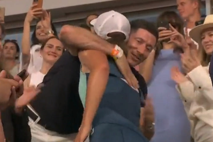 Roland Garros: Ο Λεβαντόβσκι αγκάλιασε τη Σβιόντεκ μετά τη νίκη της επί της Γκοφ