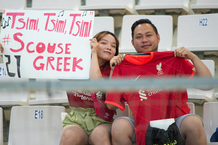 Τσιμίκας: Βιετναμέζοι στο Πανθεσσαλικό με φανέλες Λίβερπουλ για τον Έλληνα μπακ