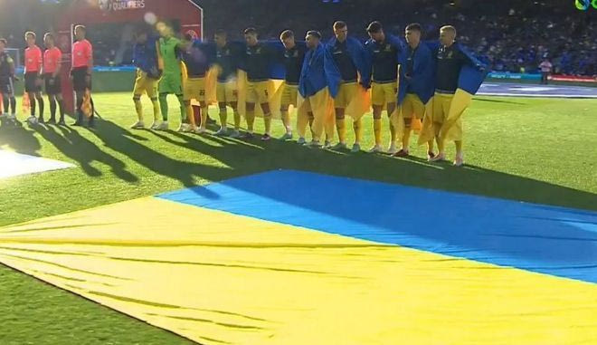 Οι Ουκρανοί τραγούδησαν τον εθνικό ύμνο τυλιγμένοι με τη σημαία της χώρας τους