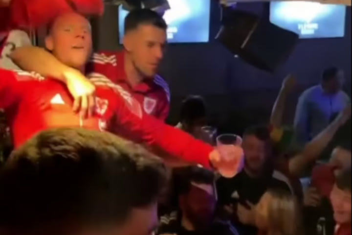 Μουντιάλ: Οι παίκτες της Ουαλίας “ξεσάλωσαν” με το Waka Waka της Σακίρα μετά την πρόκριση