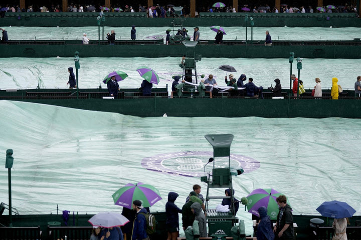 Wimbledon: Η βροχή σταμάτησε τους αγώνες στα περισσότερα κορτ, επανέναρξη με καθυστέρηση ωρών