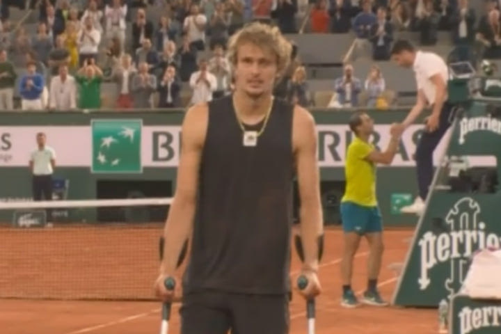 Roland Garros: Ο Ζβέρεφ έγινε μόλις ο δεύτερος που αποχωρεί τραυματίας σε ημιτελικό ή τελικό