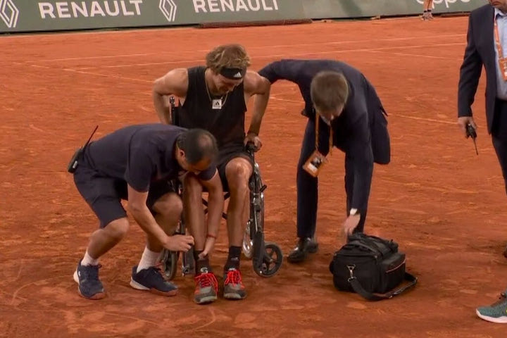 Roland Garros: Χτύπησε σοβαρά στον αστράγαλο ο Ζβέρεφ και αποχώρησε με καροτσάκι από το κορτ