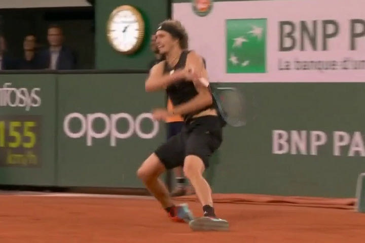 Roland Garros: Ο σοκαριστικός τραυματισμός του Ζβέρεφ που έκανε τον Ναδάλ να τρέξει από πάνω του