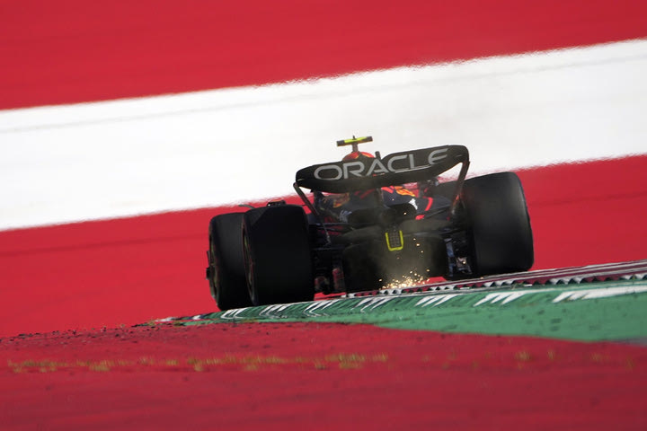 Formula 1: Ποινή δέκα θέσεων στον Πέρεζ, προειδοποίηση στον Ράσελ