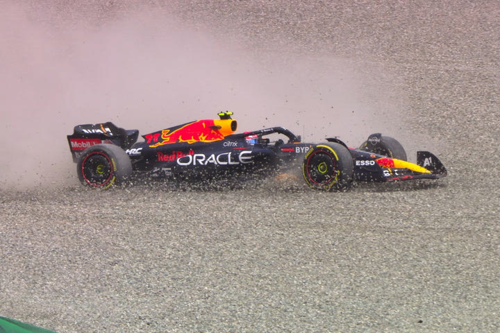 Formula 1, GP Αυστρίας: Η εκκίνηση και η επαφή Ράσελ – Πέρεζ που πέταξε έξω τον Μεξικανό