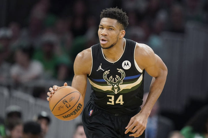 NBA, Γιάννης Αντετοκούνμπο για την κριτική του Αρίνας: “Μου δίνει κίνητρο, ίσως στα 50 γίνω κι εγώ πικρόχολος”