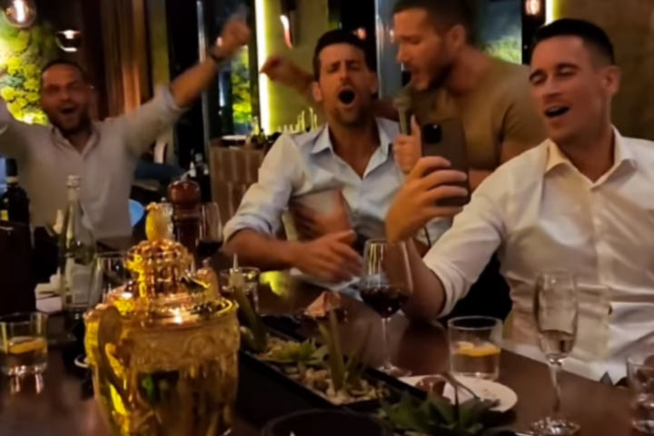 Ο Τζόκοβιτς τα “έσπασε” στη Σερβία με το τρόπαιο του Wimbledon στο τραπέζι
