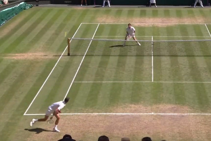Wimbledon: Η λόμπα του Τζόκοβιτς κάτω από τα πόδια που έφερε ένα από τα highlights του ημιτελικού
