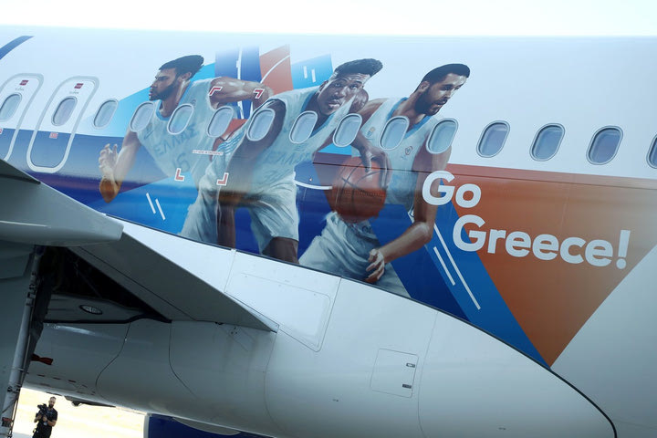 Εθνική Μπάσκετ: Αεροσκάφος της Aegean Airlines ντύθηκε με τις φιγούρες του Γιάννη Αντετοκούνμπο και των υπόλοιπων διεθνών