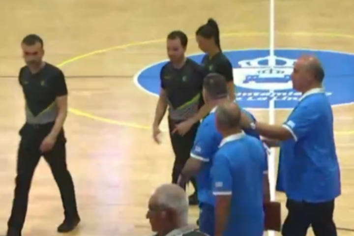 Ο Μάκης Γιατράς αποβλήθηκε στο φιλικό της Εθνικής Νέων, αλλά αρνήθηκε να πάει στα αποδυτήρια με αποτέλεσμα να… φύγουν οι διαιτητές