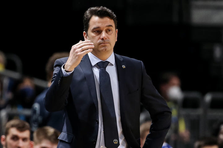 Η Άλμπα απέλυσε τον Γκονθάλεθ και ανακοίνωσε τον νέο της προπονητή