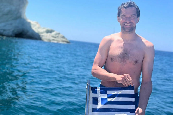 Ο Σέρχιο Γιουλ απολαμβάνει τις διακοπές του στη Σαντορίνη