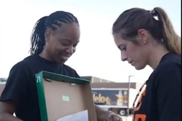 WNBA: Οι Φοίνιξ Μέρκιουρι δώρισαν 1.500 ζευγάρια παπούτσια στην κοινωνία για να τιμήσουν την Γκράινερ