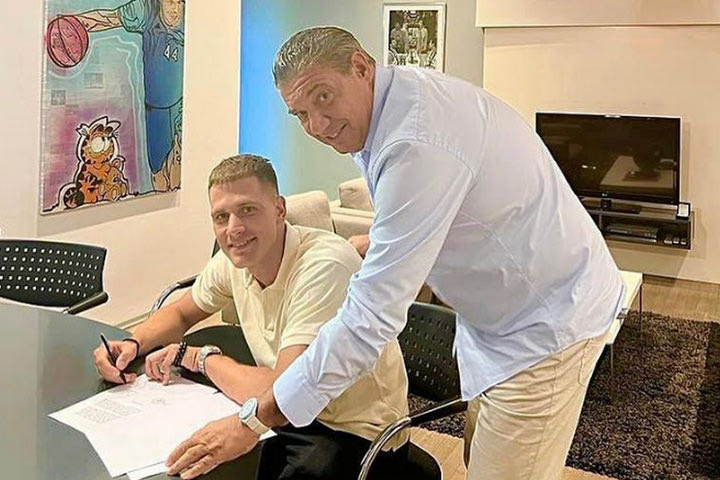 Νέντοβιτς: Η φωτογραφία του Μίσκο Ραζνάτοβιτς τη στιγμή της υπογραφής του Σέρβου άσου στον Ερυθρό Αστέρα