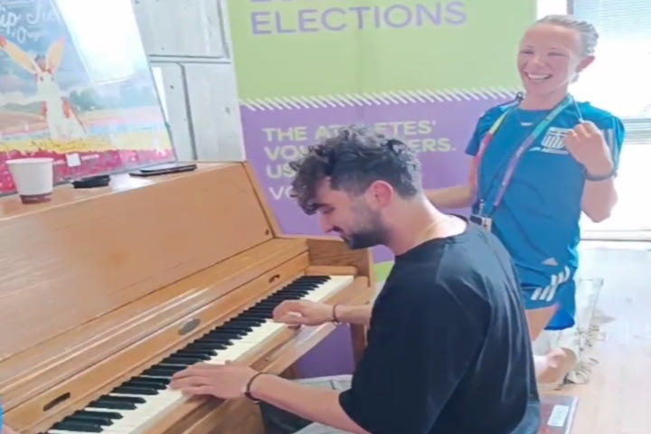 Ντρισμπιώτη: Οι πανηγυρισμοί στο ξενοδοχείο με τον Εθνικό ύμνο και τον ύμνο του Ολυμπιακού