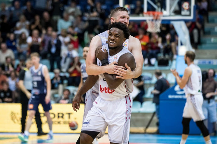 FIBA: Ο Ομπασόχαν κόντεψε να προσφέρει το blooper της βραδιάς και έβγαλε τη φάση των προκριματικών