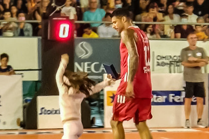 Stoiximan AegeanBall: Ο Γιώργος Πρίντεζης με τη συνοδεία της κόρης του στο court