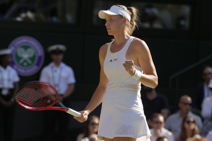 Wimbledon: Συνέτριψε τη Χάλεπ και μπήκε τελικό η Ριμπάκινα