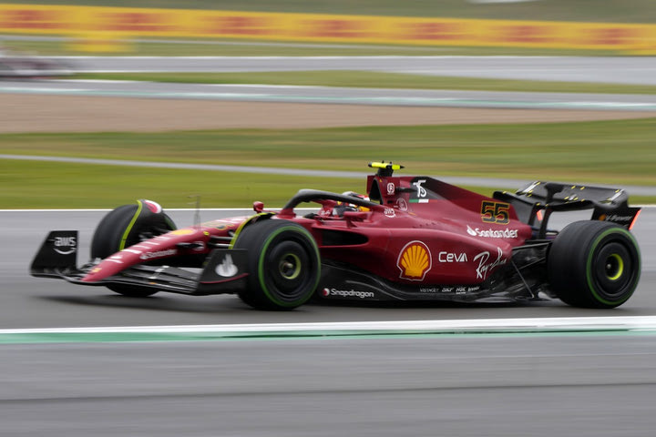 Formula 1, GP Μεγάλης Βρετανίας: Ο Κάρλος Σάινθ πήρε την πρώτη του pole position στο βροχερό Σίλβερστοουν