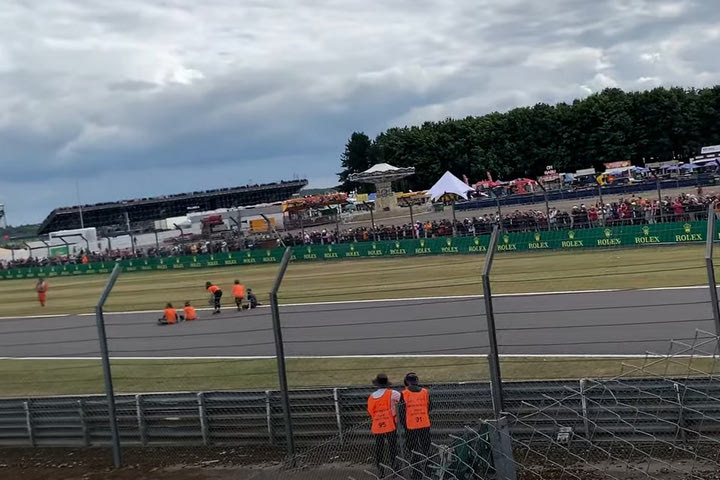 Formula 1: Η εισβολή διαδηλωτών στην πίστα του Σίλβερστοουν και το μήνυμα του Χάμιλτον