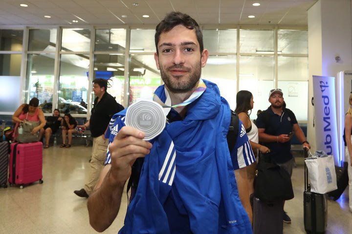 Ο Τεντόγλου επέστρεψε στην Αθήνα με το ασημένιο μετάλλιο στον λαιμό