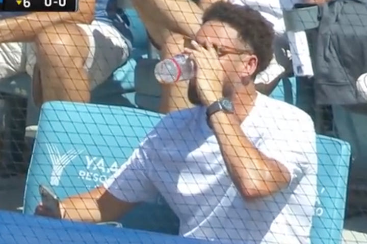 NBA: Ο Κλέι Τόμπσον πήγε να δει μπέιζμπολ και… κατέβασε με μιας την μπύρα του