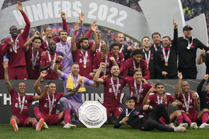 Η απονομή του τροπαίου του Community Shield στη Λίβερπουλ