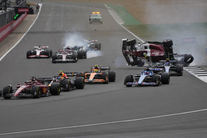 Formula 1, GP Σίλβερστοουν: Αναποδογύρισε το μονοθέσιο του Τσόου στην εκκίνηση, κόκκινη σημαία στον αγώνα
