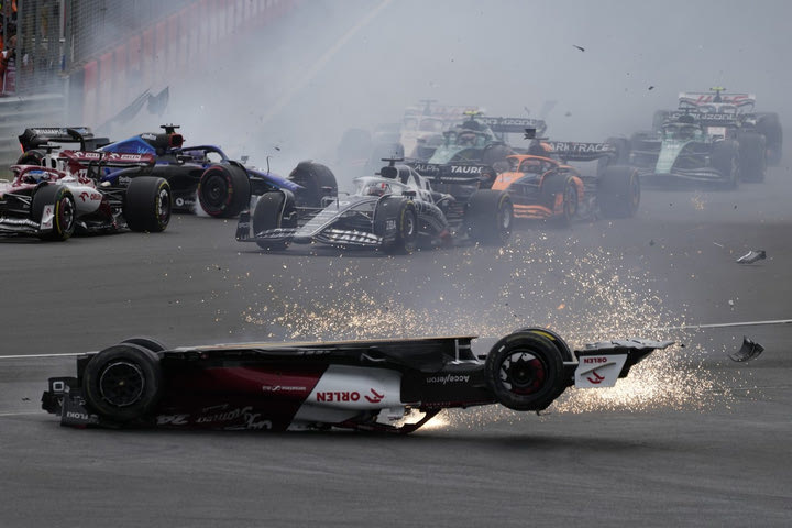 Formula 1, GP Σίλβερστοουν: Οι συγκλονιστικές φωτογραφίες από το ατύχημα του Τσόου, με το “halo” να του σώζει τη ζωή