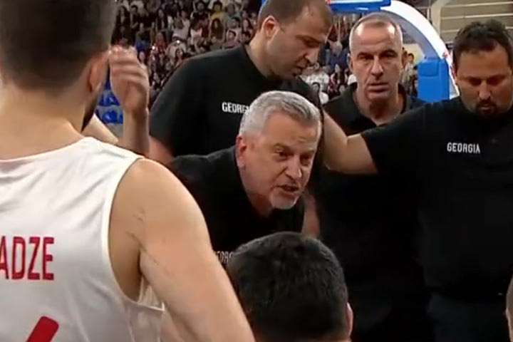 Ο Ηλίας Ζούρος τρελάθηκε στο τάιμ άουτ επειδή οι παίκτες του άλλαζαν στο πικ εν ρολ
