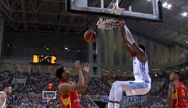 Τα θεαματικά plays των Κώστα Αντετοκούνμπο και Καλάθη στο Ελλάδα – Ισπανία