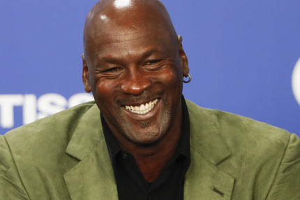 Ο Μάικλ Τζόρνταν πουλάει τους Σάρλοτ Χόρνετς 10 φορές πάνω από το ποσό που τους αγόρασε