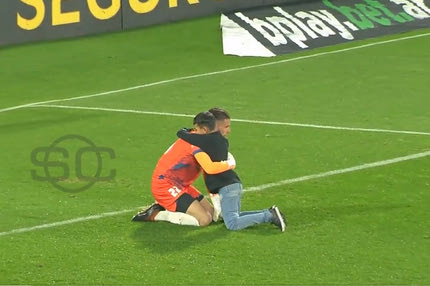 Συγκινεί ο πιτσιρικάς που μπήκε στο γήπεδο και αγκάλιασε τον τερματοφύλακα μετά την ήττα από την Μπόκα