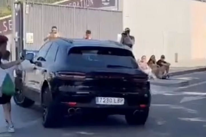 Οπαδοί της Μπαρτσελόνα την “έστησαν” στον Ντε Γιονγκ: “Μείωσε τον μισθό σου, μ@λ@κ@”