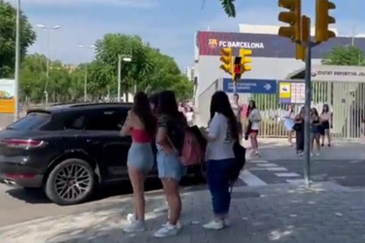 Μπαρτσελόνα: Οι οπαδοί άφησαν τις απειλές και άρχισαν τα παρακάλια στον Ντε Γιονγκ για να μείνει