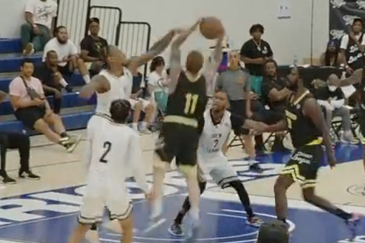 NBA: Σούπερ ΝτεΡόζαν στην Drew League, έκανε τρεις τάπες σε μία φάση