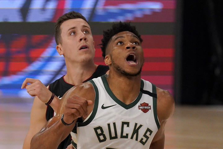 NBA, Ρόμπινσον για Αντετοκούνμπο: “Υπάρχουν φορές που δεν ξέρω τι να κάνω για να τον μαρκάρω”