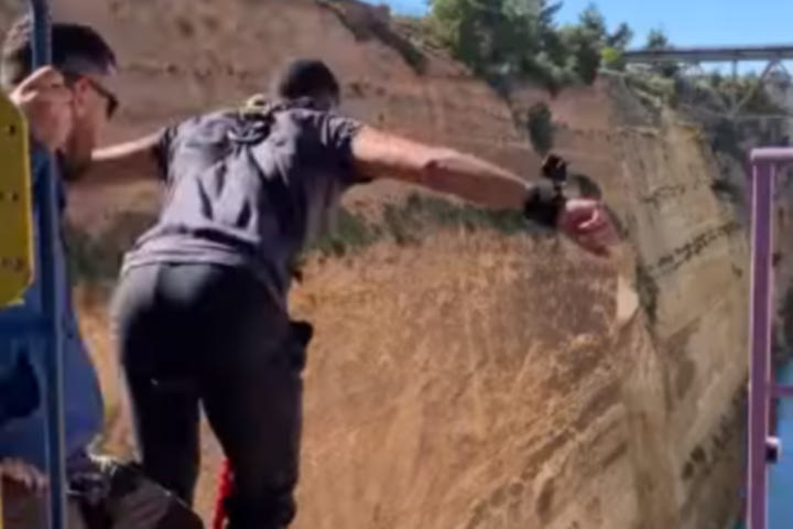 Καραλής: Έκανε bungee jumping στον Ισθμό της Κορίνθου