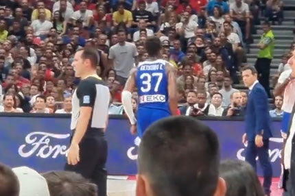 Σερβία – Ελλάδα: Στα αποδυτήρια κουτσαίνοντας ο Κώστας Αντετοκούνμπο