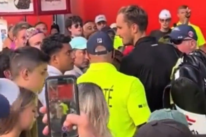 Μεντβέντεφ: Άνοιξε διάλογο με φίλαθλο που τον αποκάλεσε “loser” κατά την έξοδό του από το γήπεδο