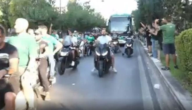 Συνοδεία από μηχανάκια έφυγε η αποστολή του Παναθηναϊκού για το ματς με την Σλάβια